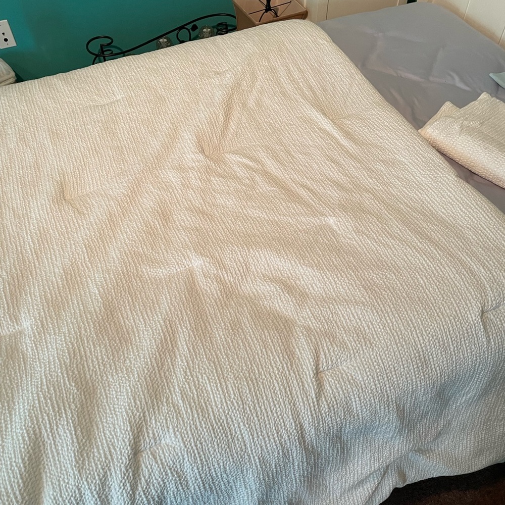 WHITE COMFORTER BRAND NEW